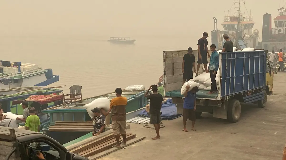 Aktivitas bongkar muat di Pelabuhan Sampit.(Miftahul Ilma/kaltengpos.jawapos.com)