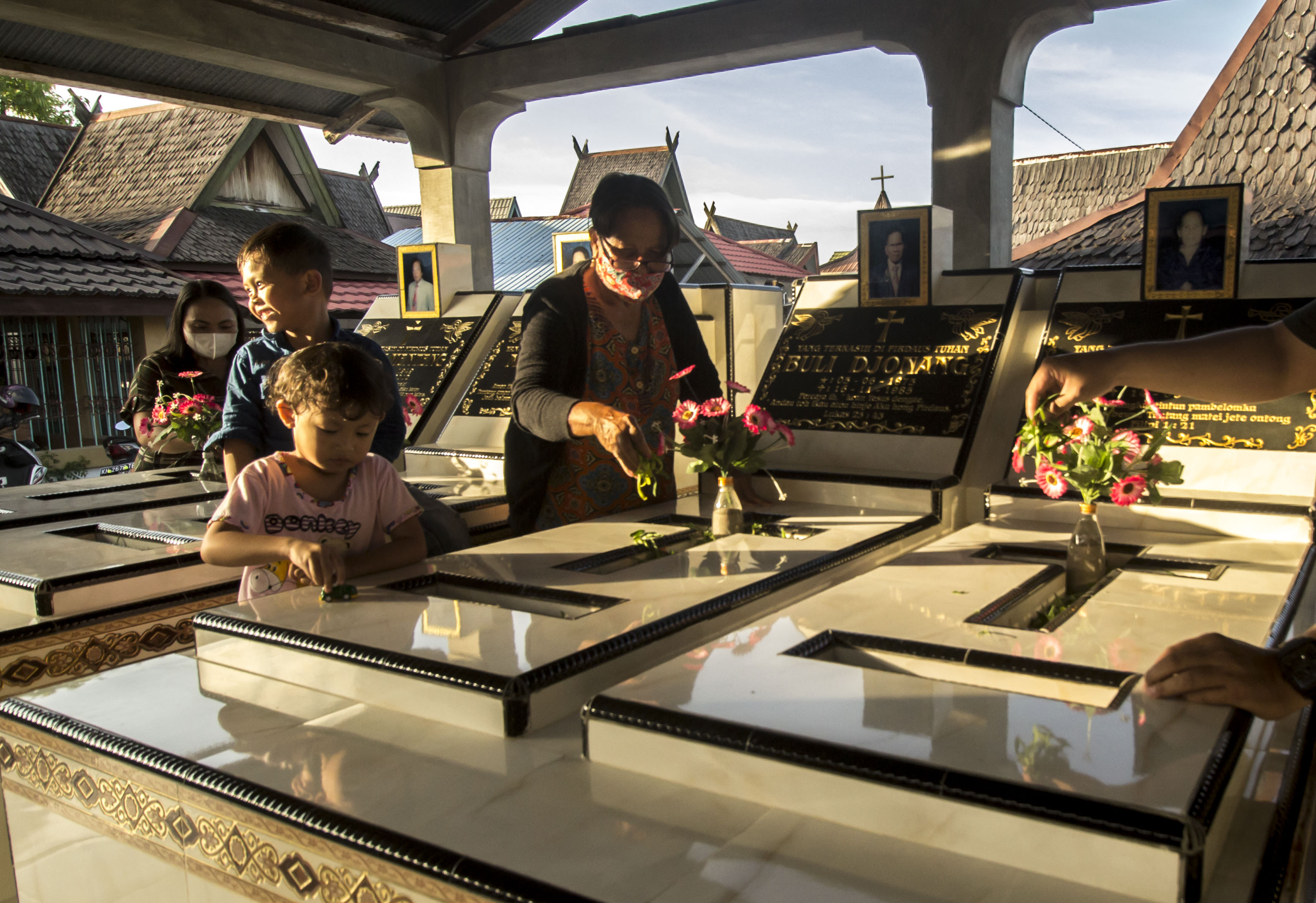 TABUR BUNGA: Umat nasrani ketika berziarah ke makam sanak keluarga di kompleks TPU Kristen, Jalan Tjilik Riwut Km 2, Palangka Raya, kemarin (2/4).  (foto: agus pramono/ kaltengpos)