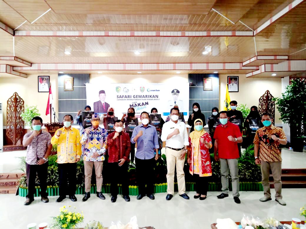 Kepala Dinas Perikanan Kota Palangka Raya Indriati Rita Dewi (tiga dari kanan) saat bersama dengan para peserta Safari Gemar Ikan di Paviliun Rujab Wali Kota Palangka Raya, Minggu (11/4).