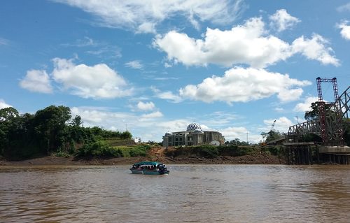 TERUS BERBENAH: Pemandangan dari seberang Sungai Barito tepatnya di Water Front City, tampak bangunan Islamic Center dan rangka jembatan, Senin (14/1). Tepian sungai dekat Islamic Centre ini diusulkan dibangun siring untuk tempat wisata warga. FOTO: CAH/K