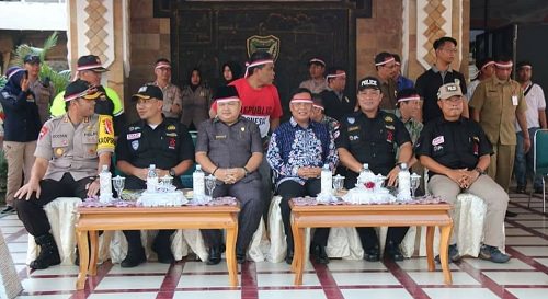 GELORA SEMANGAT KEBANGSAAN: Ketua DPRD Barito Utara Set Enus Y Mebas (tiga dari kiri) menggunakan atribut pita merah putih di kepala. Set Enus menyambut tim touring Polda Kalteng yang menyinggahi Kabupaten Batara, pekan lalu. Touring ini untuk menyambut s