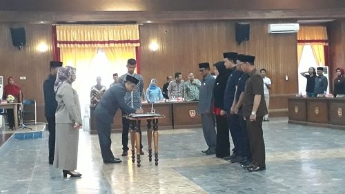 SAHKAN RAPERDA : Ketua DPRD Kotawaringin Barat, Rusdi Gozali, menandatangani Perda yang sudah disahkan dan disaksikan Bupati, Nurhidayah, di gedung dewan setempat, beberapa waktu lalu.FOTO: SONY/KALTENG POS