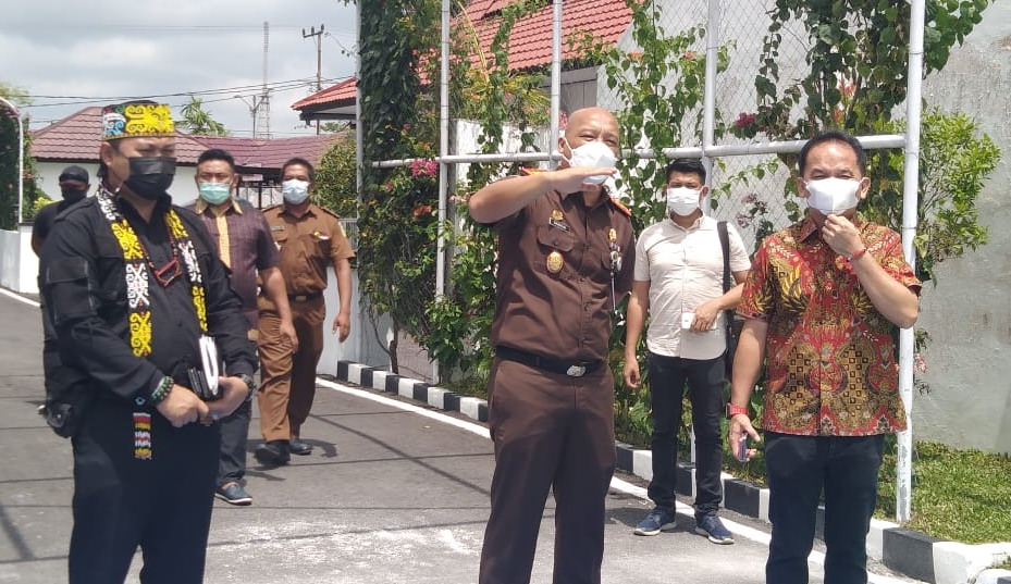 KUNKER: Anggota Komisi III DPR RI Agustiar Sabran (kanan) saat berkunjung ke Kejari Kobar, Kamis (15/4).