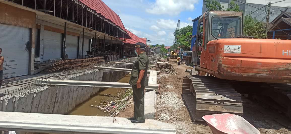Anggota DPRD Kalteng dari Fraksi Partai Golkar H Sudarsono memantau siring pinggiran sungai Seruyan, di kompleks Pasar Saik, Pembuang Hulu, belum lama ini.