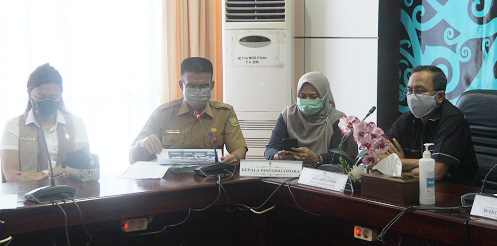 MENGHADIRI : Ketua Komisi C DPRD Kota Palangka Raya Beta Syailendra (paling kanan) saat menghadiri kegiatan rapat pembahasan pengelolaan cagar budaya di Ruang Rapat Peteng Karuhei I, Senin (26/4). FOTO: PATHUR / KALTENG POS