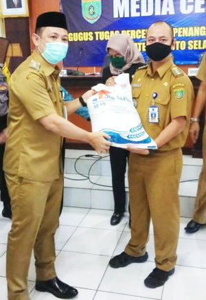 BANSOS : Bupati Barsel Eddy Raya Samsuri (kiri) menyerahkan bantuan sosial (bansos) rawan pangan kepada Camat Dusun Selatan Mario Aan, di Aula Setda Barsel, beberapa waktu lalu.FOTO: KOMINFO UNTUK KALTENG POS