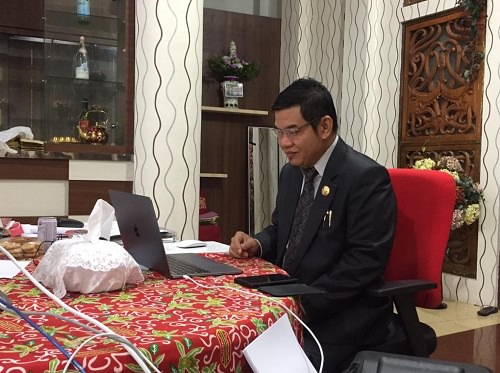 SERIUS : Bupati Bartim Ampera AY Mebas menjadi narasumber virtual dalam webinar potensi krisis dan solusi pascapandemi Covid-19, Kamis (16/7).FOTO: PROTOKOLER PEMKAB BARTIM