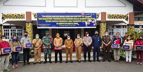 BANTUAN : Wabup Bartim Habib Said Abdul Saleh saat menyerahkan bantuan bahan pokok dan lauk siap saji kepada pelaku usaha pariwisata, beberapa waktu lalu.FOTO: PROTOKOLER PEMKAB BARTIM