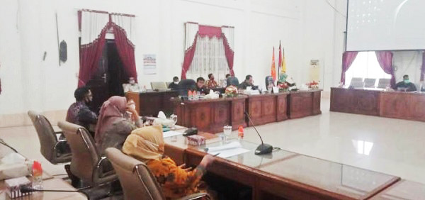 RAPAT : DPRD Barsel saat rapat membahas tiga raperda yang diajukan eksekutif  untuk dijadikan perda beberapa waktu lalu.FOTO: JENERI/KALTENG POS