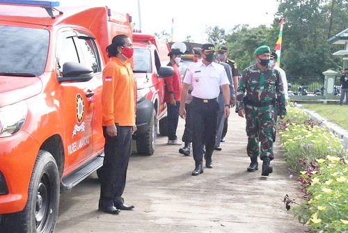SIAGA KARHUTLA : Bupati Lamandau Hendra Lesmana bersama unsur forkopimda mengecek sarana dan prasarana dalam rangka kesiapsiagaan menghadapi karhutla tahun ini.FOTO: RUSLAN/ KALTENG POS