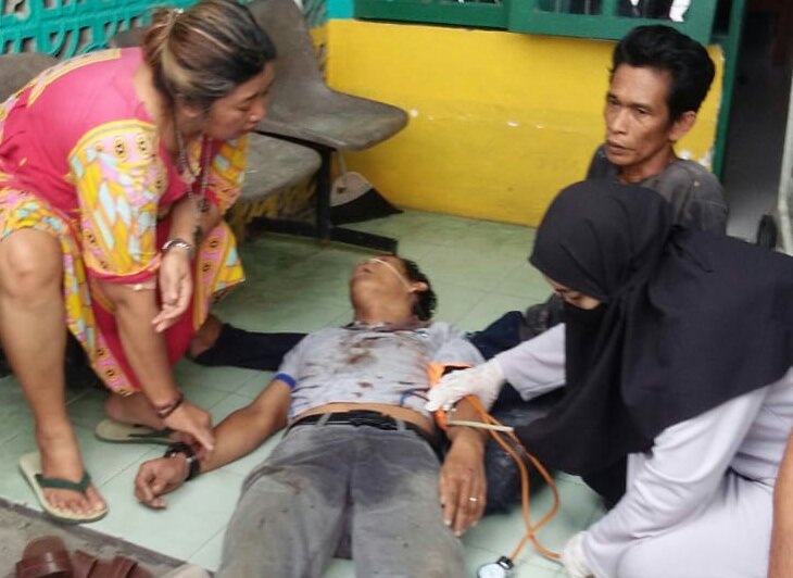 DIPERIKSA: Korban Saini saat diperiksa petugas medis dari Puskesmas Baamang I sebelum dinyatakan tewas, Minggu (25/4). Foto : warga untuk kalteng pos