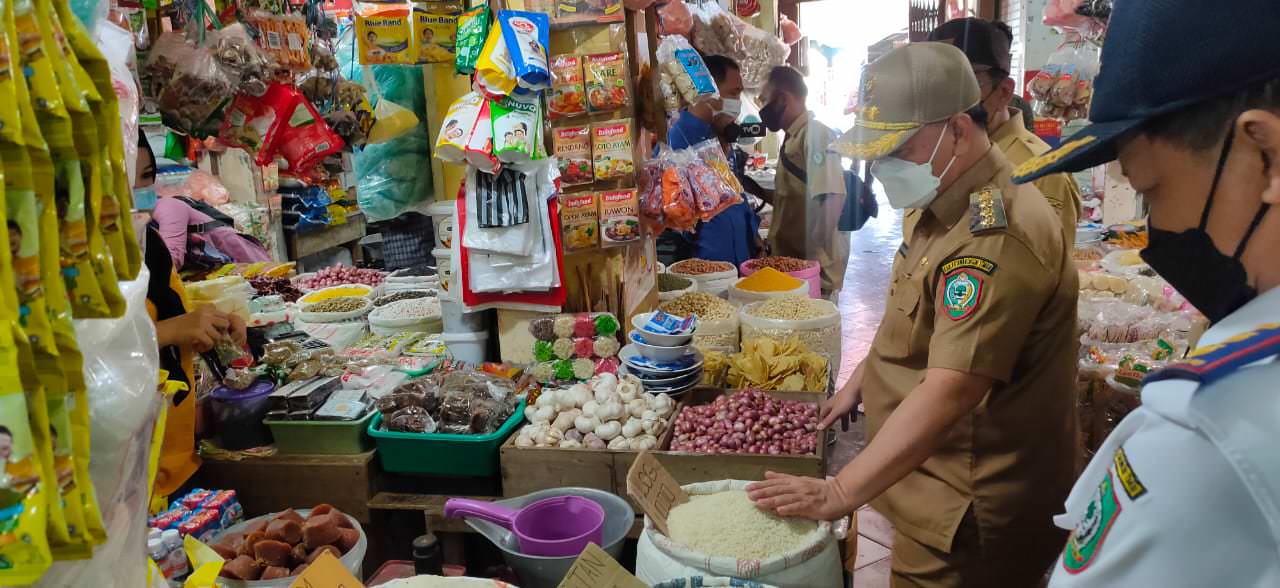 Bupati Kotawaringin Timur H Halikinnor mengecek harga sembako di Pusat Perbelanjaan Mentaya (PPM), Selasa (27/4).