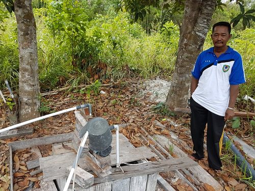 AIR BERSIH: Ahmad, warga Tabiku memperlihatkan pompa air untuk memenuhi kebutuhan air bersih yang tak juga maksimal.FOTO: FOTO: SONY/KALTENG POS