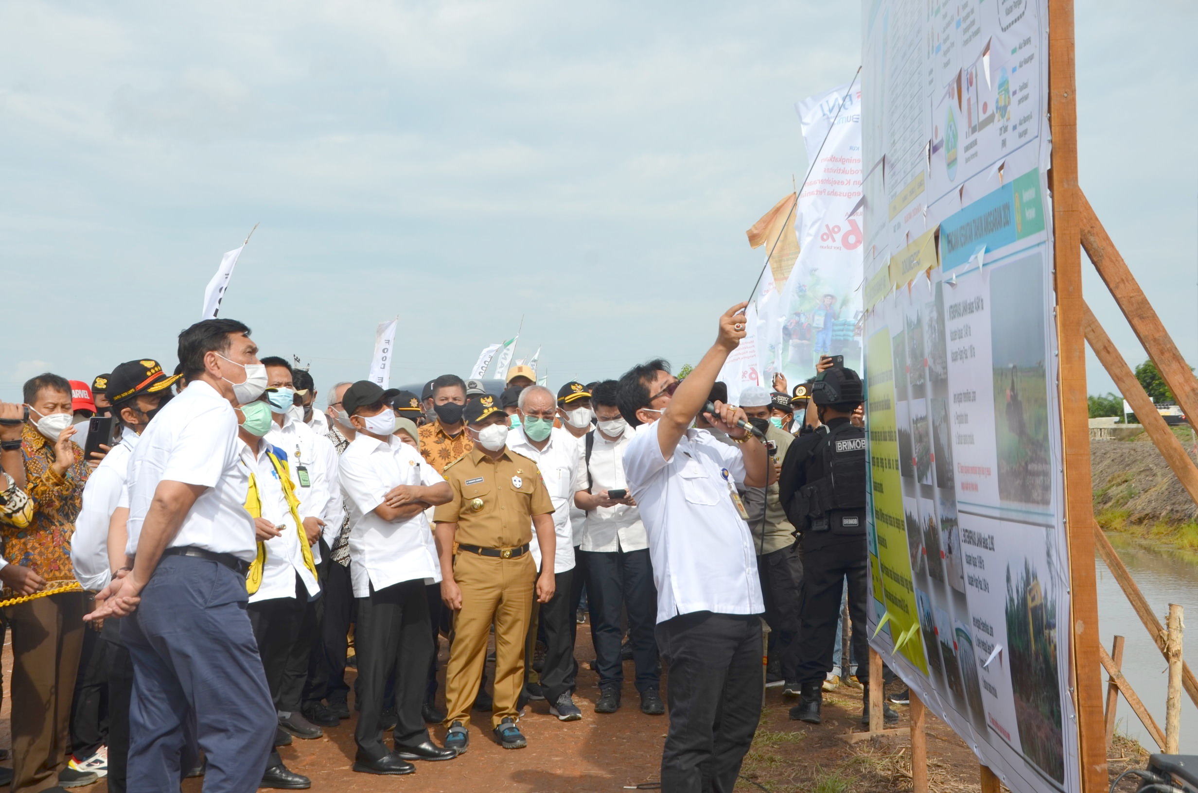 Gubernur Kalteng H Sugianto Sabran bersama rombongan Kabinet Indonesia Maju saat memantau progres pengembangan Food Estate di Kabupaten Kapuas, kemarin (6/4). (foto humas untuk kaltengonline.com)