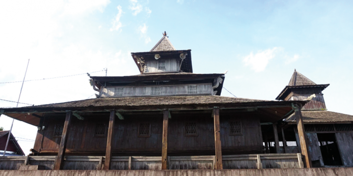 BANGUNAN BERSEJARAH: Masjid Kiai Gede (tampak samping) yang diba ngun pada masa Kesultanan Kutaringin masih kokoh hingga saat ini. (RUSLAN/KALTENG POS)