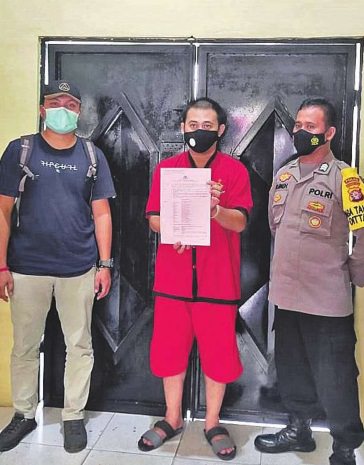 DITANGKAP: AR, direktur PT Adhi Graha Properti Mandiri (tengah) sebelum memasuki ruang tahanan. (DITRESKRIMUM UNTUK KALTENG POS)