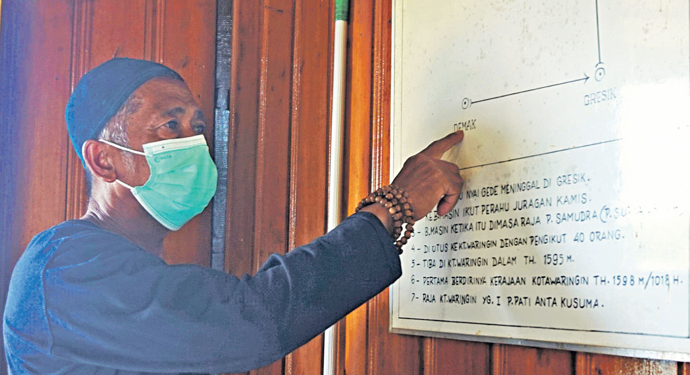 GALI SEJARAH: Jambri yang merupakan penjaga makam Kiai Gede menunjuk-kan peta perjalanan Kiai Gede hingga sampai di Kotawaringin Barat. Foto: Ruslan/Kalteng Pos