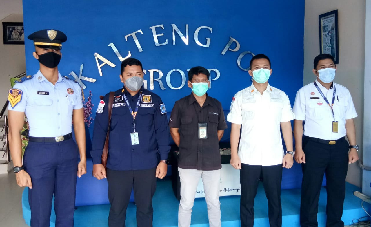 FOTO BERSAMA: Wibowo Panca Putra selaku Kepala Sub Seksi Pelayanan Dokumentasi Perjalanan (dua dari kanan) bersama Reza selaku Analis Keimigrasian Ahli Pertama Kantor Imigrasi Kelas 1 Non TPI Palangka Raya (dua dari kiri) usai talkshow di Kalteng Pos Radi
