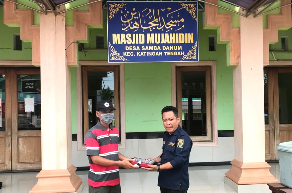 PENYERAHAN:  Kasi Intel Kejaksaan Negeri Katingan Siswanto SH, ketika menyerahkan barang bukti sitaan kepada pengurus masjid di Tumbang Samba Kecamatan Katingan Tengah. (foto: Kejaksaan Negeri Katingan)