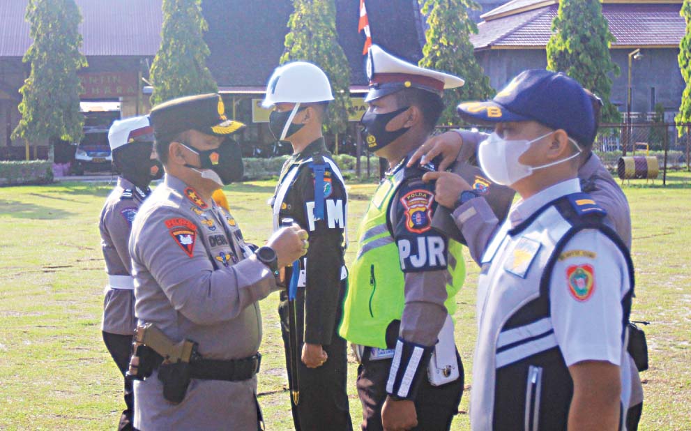 PIMPIN APEL: Kapolda Kalteng Irjen Pol Dedi Prasetyo menyematkan pita tanda dimulainya Operasi Keselamatan Telabang, Senin (12/4). Foto: denar/ kalteng pos