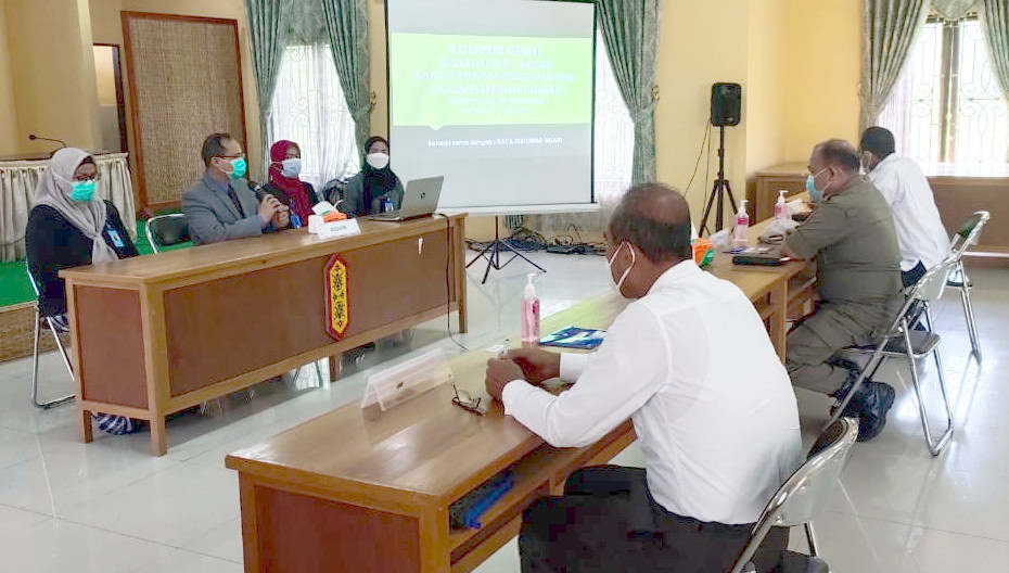 SELEKSI:Tiga orang kandidat calon Sekda Katingan saat seleksi dan mendengar arahan Assesor, sebelum mengikuti Assessment atau seleksi di aula BKPP Kabupaten Katingan, Rabu (21/4). (JERI / KALTENG POS)