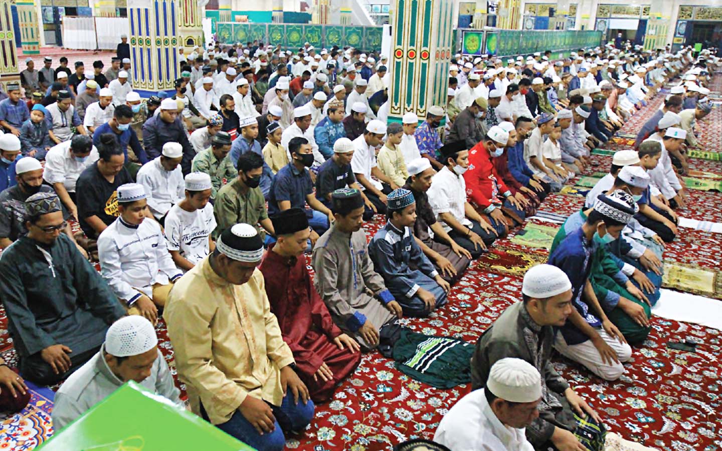 TANPA PROKES: Jemaah terlihat tidak menjaga jarak saat salat Tarawih di Masjid Nurul Islam, Jalan Ahmad Yani, Palangka Raya, tadi malam (12/4).  Foto: denar kalteng pos