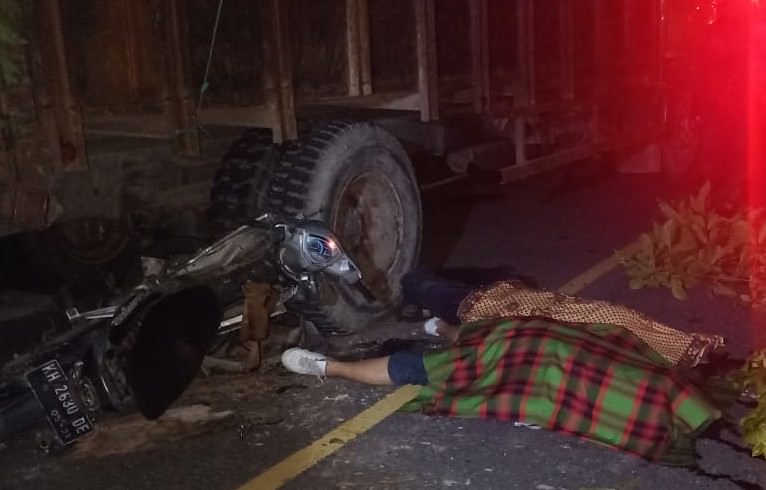 TEWAS: Sepasang suami istri, Inunanan (67) dan Bethesda (58) warga Jalan Gang Tajuk Buntok, tewas meregang nyawa setelah mengalami kecelakaan maut di perbatasan Jalan Buntok- Palangka Raya, , Senin (26/4). Foto: mar/Palangka Ekspres