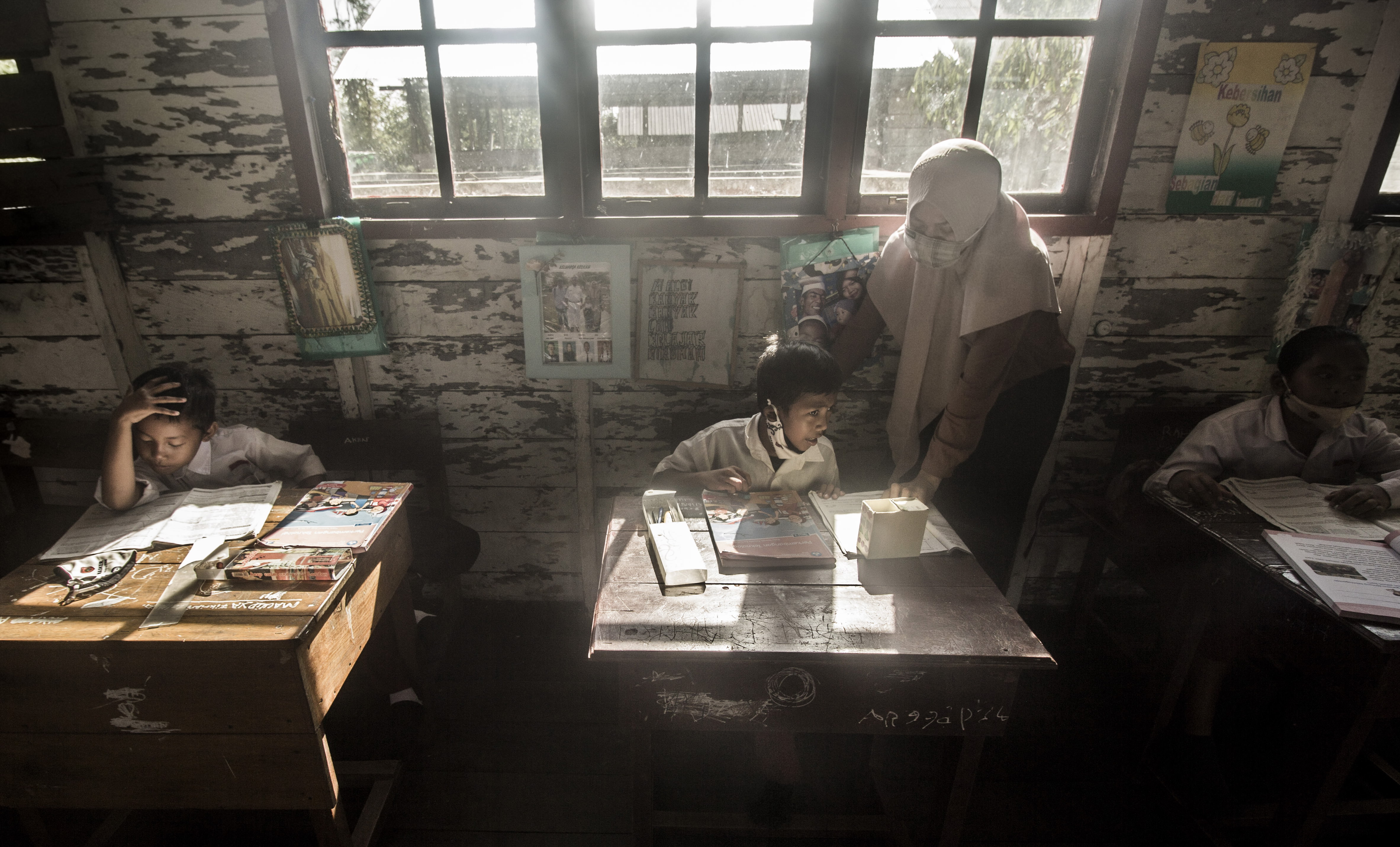 RELA MENGAJAR DI PELOSOK: Nurhikmah, guru berstatus PNS yang mengajar di SDN 1 Sungai Sekonyer, Kabupaten Kotawaringin Barat. Foto: AGUS PRAMONO/KALTENG POS