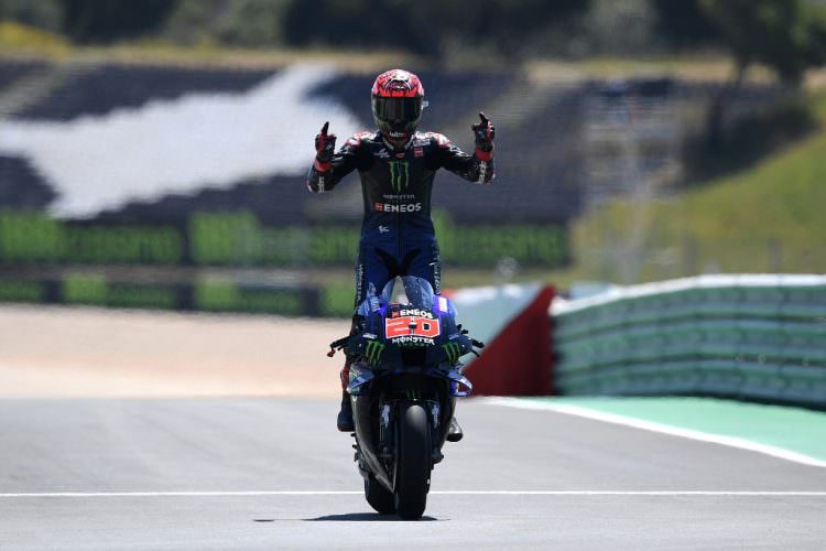 Pembalap Monster Energy Yamaha Fabio Quartararo merayakan kemenangannya pada MotoGP Portugal tadi malam (18/4). (PATRICIA DE MELO MOREIRA / AFP)