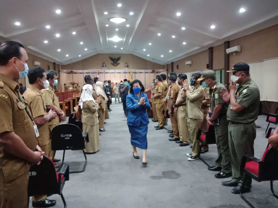 Ketua DPRD Kabupaten Kotim Dra.Rinie saat memberikan salam usai memimpin rapat paripurna, belum lama ini.