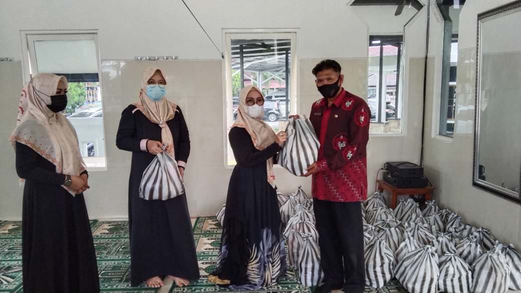 BERBAGI: Fisdawan Kalteng berbagi kepada karyawan Sekretariat DPRD dalam rangka menyambut hari raya Idulfitri 1442 H, di kantor setempat, baru-baru ini. DPRD KALTENG UNTUK KALTENG POS