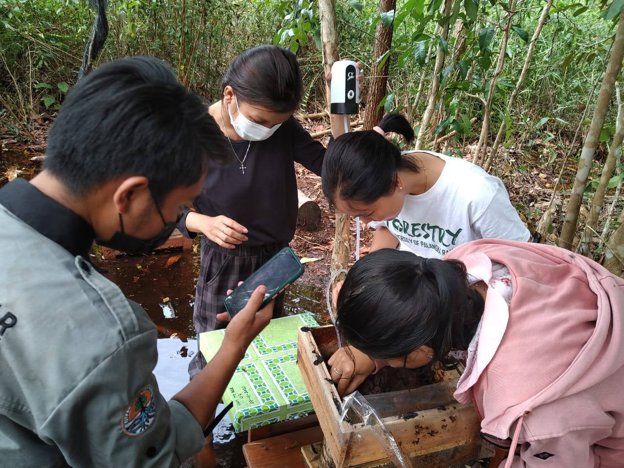 PANEN-Mahasiswa saat panen lebah kelulut di area Kebun Benih Semai (KBS)Fakulas Pertanian Universitas Palangka Raya. FAPERTA//KALTENG POS