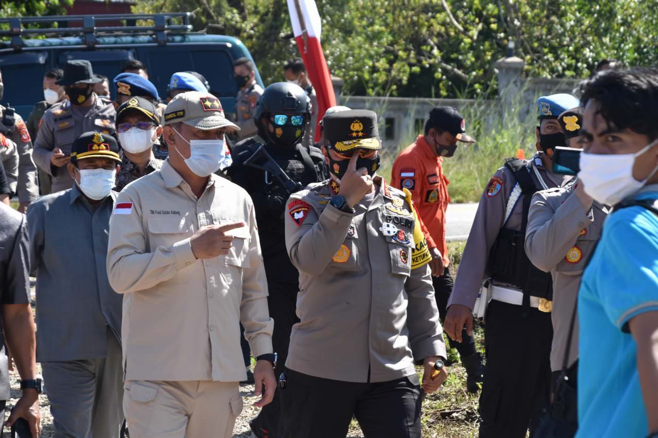 PENGECEKAN: Sekda Kalteng Fahrizal Fitri bersama Kapolda Irjen Pol Dedi Prasetyo mengecek kesiapan personel maupun peralatan pemadaman karhutla di Katingan, Minggu (30/5). (DISKOMINFO UNTUK KALTENG POS)