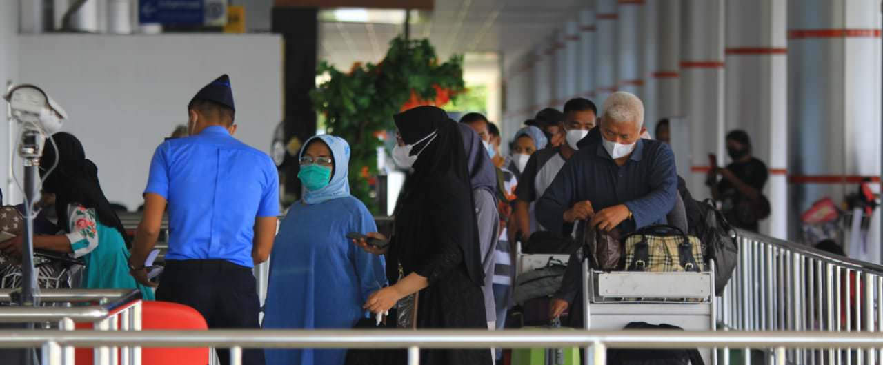 MULAI PADAT: Penumpang yang berangkat dari Bandara Tjilik Riwut Palangka Raya, Selasa (18/5). (DENAR/KALTENG POS)