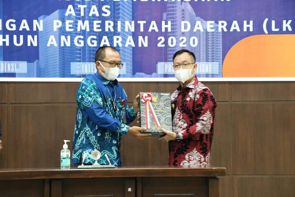 PENYERAHAN : Bupati Katingan Sakariyas, ketika menerima penyerahan LHP atas LKPD dari Kepala BPK Perwakilan Kalteng Ade Iwan Ruswana di Auditorium  BPK RI Perwakilan Kalteng, Jumat (28/5). Foto : Humas Setda Katingan.