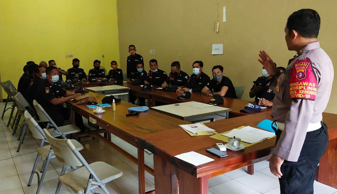 PENGAMANAN: Polsek Mentaya Hulu saat beri pelatihan satpam , Sabtu (29/5/2021)