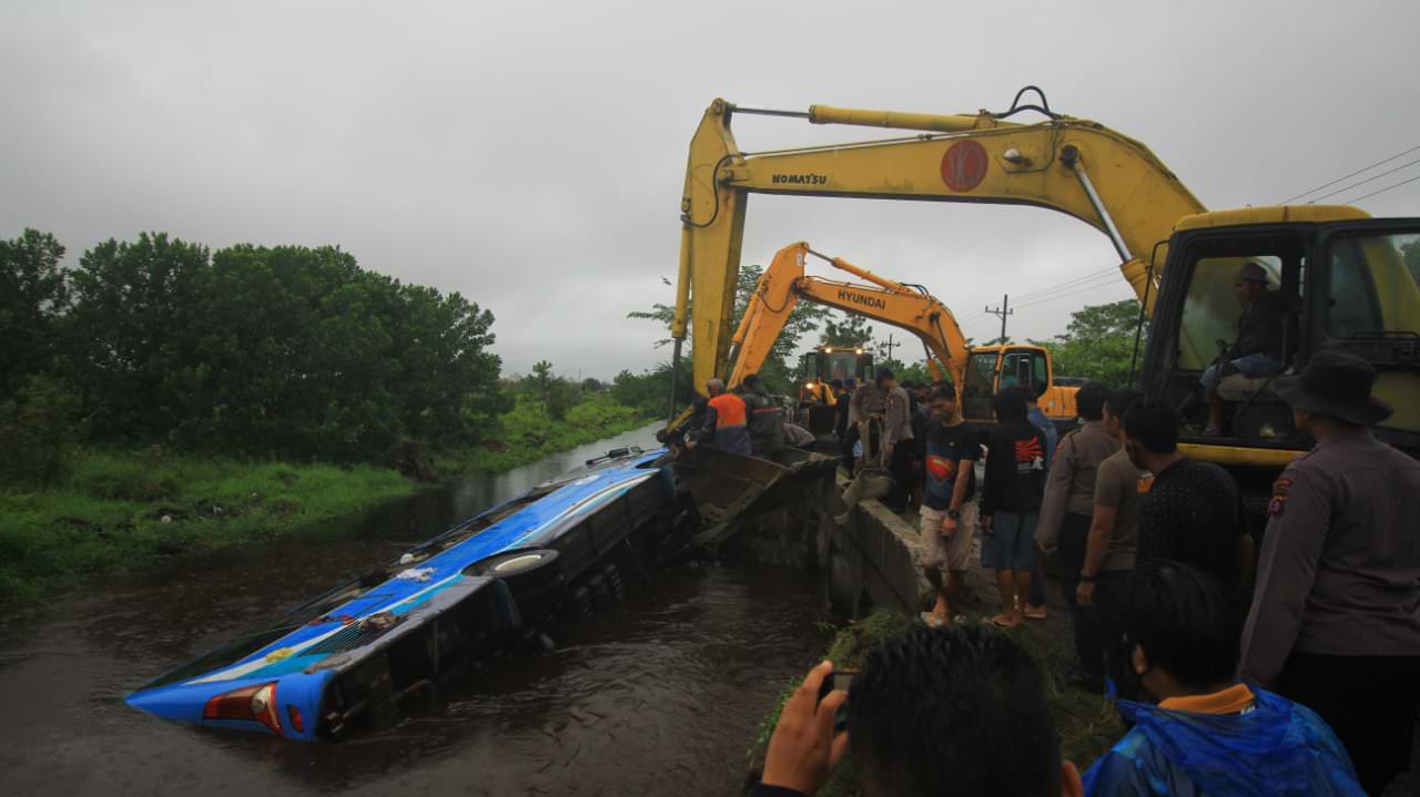 TURUNKAN ALAT BERAT: Proses evakuasi bus DAMRI menggunakan ekskavator, kemarin (19/5). (DENAR/KALTENG POS)
