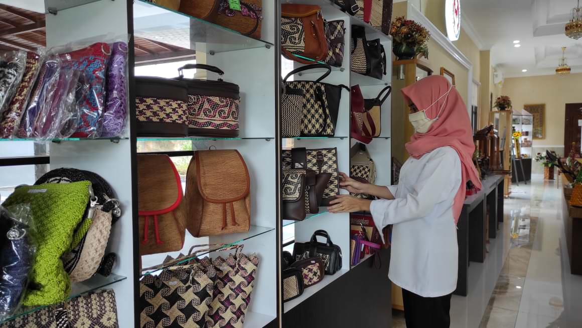WADAH PROMOSI: Salah satu penjaga memperlihatkan display hasil kerajinan tangan para perajin lokal di Dekranasda Kalteng, Selasa (18/5). (ANISA/KALTENG POS)