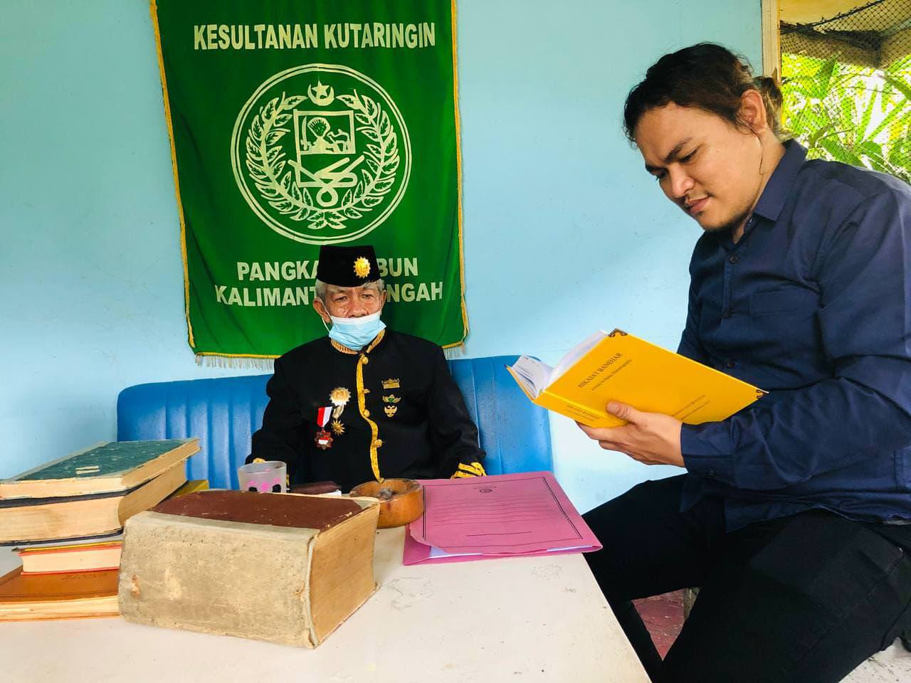 GALI SEJARAH: Lonce Marlonce (kanan) bersama Pangeran Muasjidinsyah membaca buku sejarah di kawasan Istana Kuning, beberapa waktu lalu. (DOK LONCE UNTUK KALTENG POS)