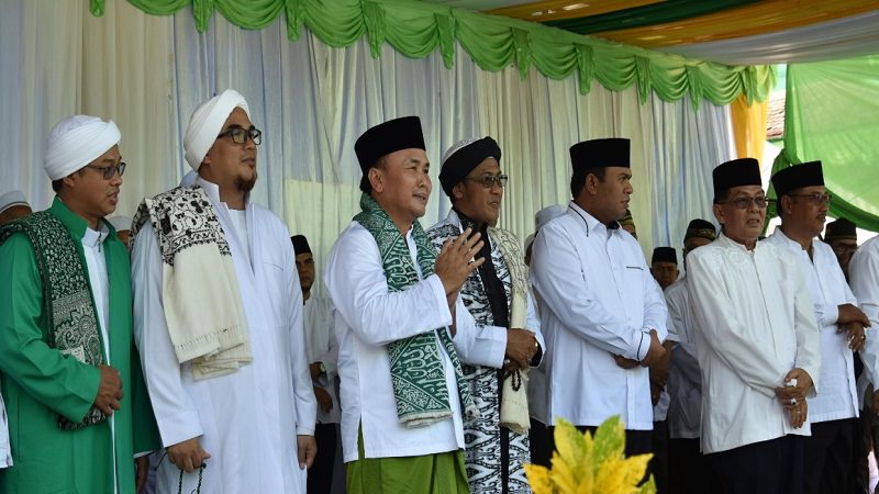 HAUL AKBAR: Sejumlah ulama bersama pejabat DPD RI, Gubernur Kalteng, dan pejabat Pemkab Kobar saat menghadiri peringatan haul akbar Kiai Gede sebelum pandemi Covid-19. (PROKOM)