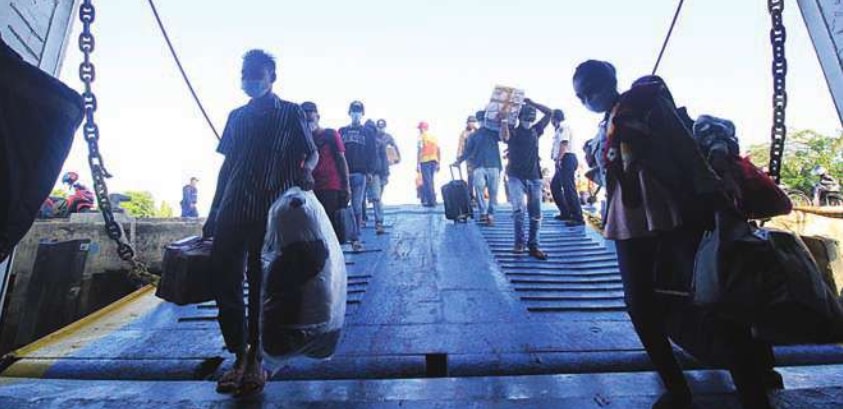 LONGGAR: Para penumpang KM Kirana I jurusan Semarang saat memasuki badan kapal yang sandar di Pelabuhan Sampit, Minggu (2/5). (AGUS PRAMONO/KALTENG POS)