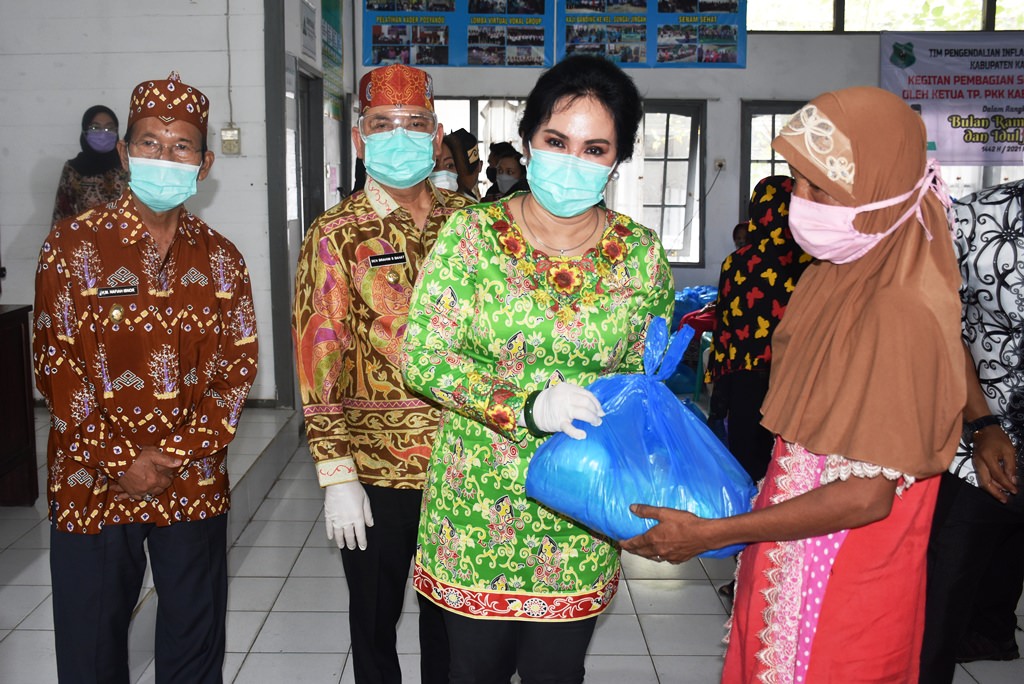 Ketua TP PKK Kabupaten Kapuas Ary Egahni Ben Bahat SH MH yang juga selaku Anggota Komisi III DPR RI Dapil Kalteng, disaksikan oleh Bupati Kapuas Ben Brahim S Bahat, Wabup Kapuas HM Nafiah Ibnor, Camat Selat Slamet Riyadi menyerahkan sembako gratis secara
