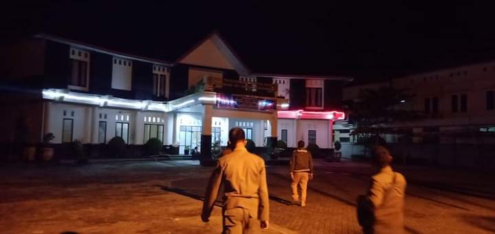 Anggota Tim Satpol PP dan Damkar Kabupaten Kapuas melakukan Patroli rutin dalam melaksanakan Pengawasan keamanan Kota Kuala Kapuas dan Aset milik Pemerintah Daerah Kabupaten Kapuas.