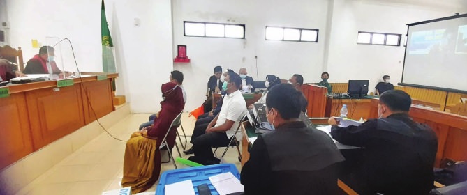 BERSAKSI: Ada enam orang saksi yang dihadirkan JPU dalam sidang lanjutan dugaan korupsi dana hibah Pemkab Kapuas untuk PDAM Kapuas di Pengadilan Tipikor, Kamis (20/5). (AGUS JAYA/KALTENG POS)