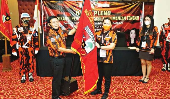 MENERIMA TUGAS: Ketua Bidang Organisasi dan Kaderisasi MPN PP Gunung Hutapea menyerahkan tugas dan amanat kepada Plt Ketua DPW Srikandi PP Kalteng Shopie Ariany, Sabtu (1/5). (YUDA/KALTENG POS)