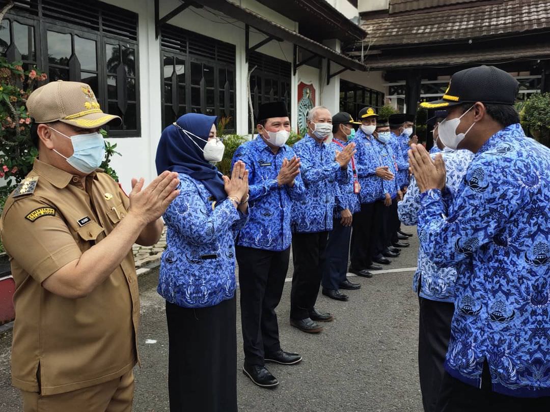 Bupati Kabupaten Kotim H Halikinnor dan Wabup Irawati beserta OPD melaksanakan Halal bi Halal di Halaman Kantor Bupati Kotim dengan tetap menerapkan protokol Kesehatan Covid-19 secara ketat, Senin (17/5).