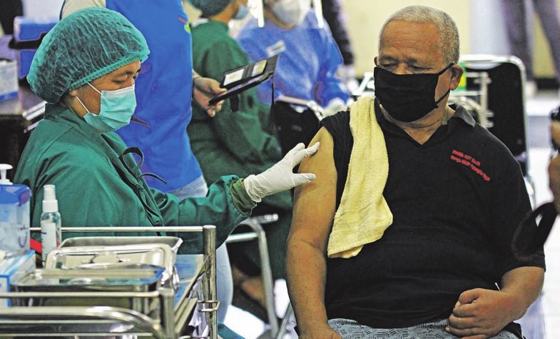 Vaksinasi Lansia (DENAR/KALTENG POS)