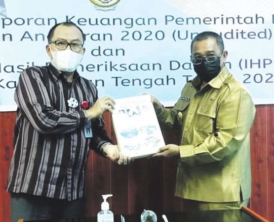 LAPORAN KEUANGAN: Wakil Gubernur Kalteng Habib Ismail Bin Yahya menyerahkan LKPD 2020 kepada BPK RI Perwakilan Kalteng di Ruang VIP Lantai 2 Kantor BPK Perwakilan Kalteng, Selasa (4/5). (HUMAS UNTUK KALTENG POS)