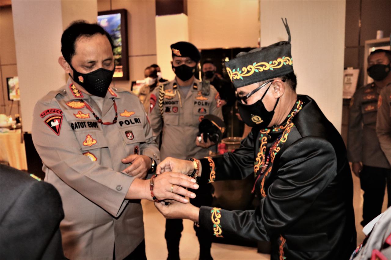 KEHORMATAN: Saat kunjungan ke Palangka Raya, Wakapolri Komjen Gatot Eddy Pramono menerima gelang Lilis Lamiang dari Ketua Harian DAD Kalteng Dr Andrie Elia. INSET: Kalung dan gelang. FOTO: DOK PRIBADI UNTUK KALTENG POS