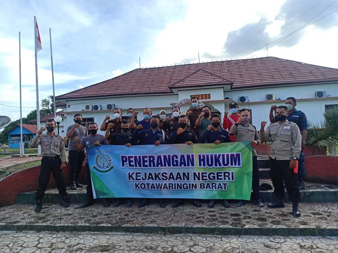 FOTO BERSAMA: Kasi Intel Kejari Kobar Indra Nasution bersama jajarannya melakukan foto bersama dengan salah satu peserta sosialisasi di perusahaan, Selasa (22/6). FOTO: KEJARI KOBAR UNTUK KALTENG POS